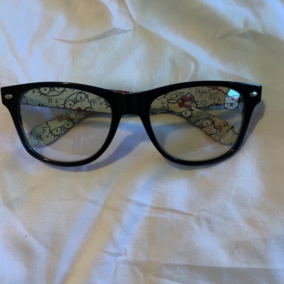 Custom Sanrio Hello Kitty Sunglasses - Picture 6 of 7